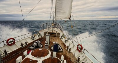 Fototapete Segelschiff und aufgewühltes Meer