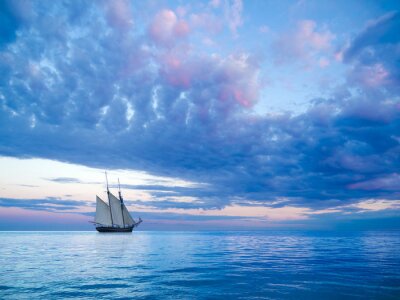 Fototapete Segelschiff und magischer bunter Himmel