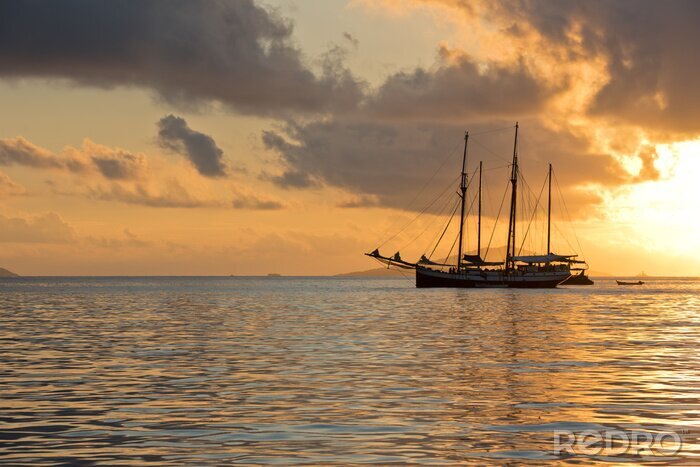 Fototapete Segelschiff und untergehende Sonne