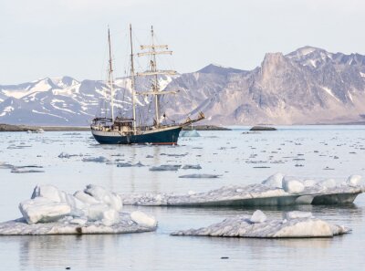 Fototapete Segelschiff zwischen Eisblöcken