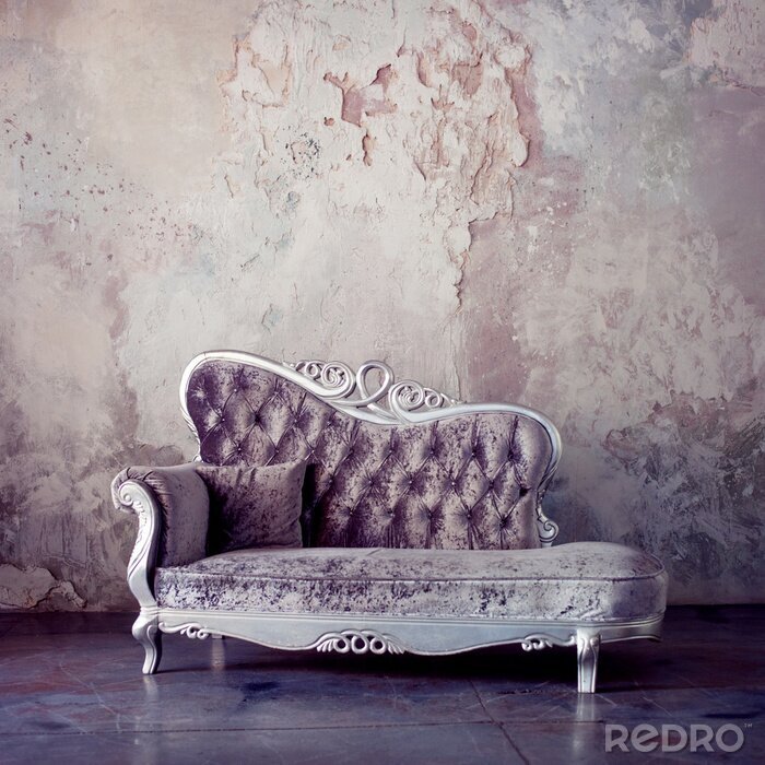 Fototapete Shabby Chic Möbel an einer zerrissenen Wand