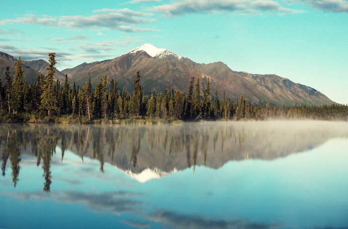 Fototapete Sich in der Seefläche widerspiegelnde Berge