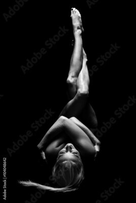 Fototapete Silhouette einer nackten Frau auf schwarzem Hintergrund