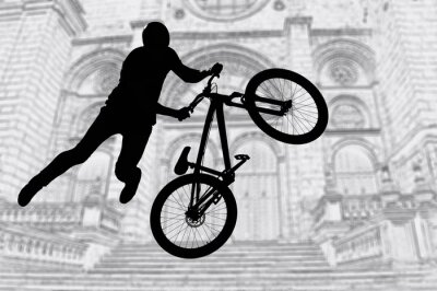 Silhouette eines Radfahrers und eines Fahrrads vor einem Gebäude