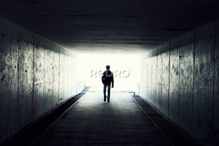 Fototapete Silhouette of Man Walking in Tunnel . Licht am Ende des Tunnels