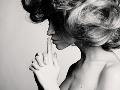 Fototapete Sinnliche Frau im Profil