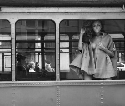 Fototapete Sinnliche Frau in der Straßenbahn