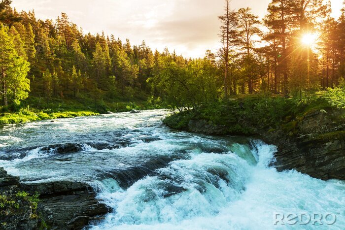 Fototapete Skandinavische Berge und Fluss