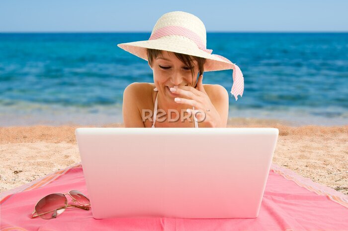 Fototapete Smiling Mädchen trägt Bikini mit Laptop am Meer