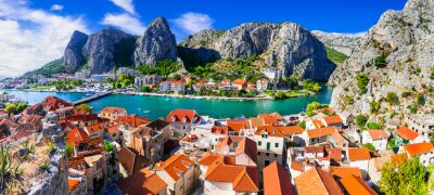 Sommer Meer und Ansicht der kroatischen Stadt