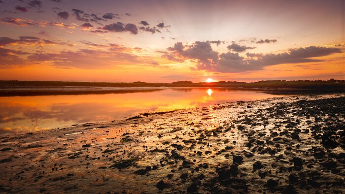 Fototapete Sonnenaufgang am felsigen Strand