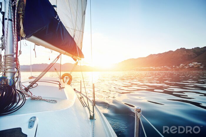 Fototapete Sonnenaufgang hinter dem Segelboot