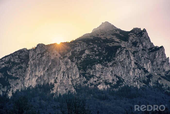 Fototapete Sonnenaufgang hinter felsigen Bergen