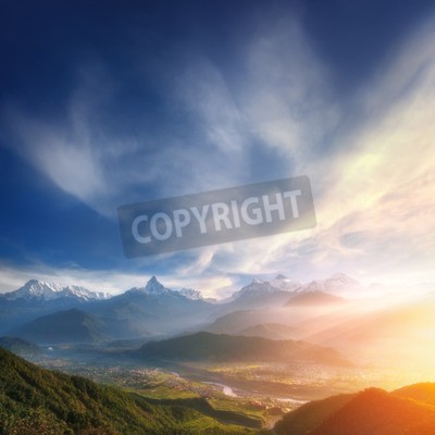 Fototapete Sonnenaufgang im Bergtal