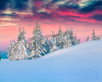 Fototapete Sonnenaufgang in schneebedeckten Bergen