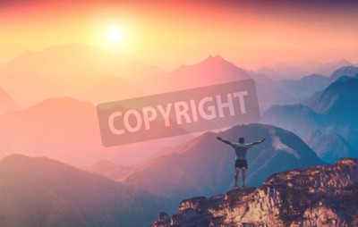 Fototapete Sonnenaufgang und ein Mensch in den Bergen
