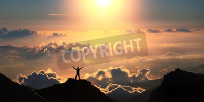 Fototapete Sonnenaufgang und Mensch auf Berggipfel
