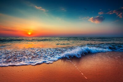 Fototapete Sonnenaufgang und Wellen am Meer
