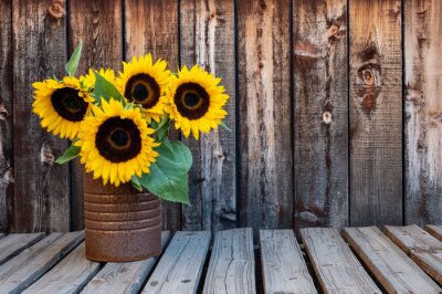 Fototapete Sonnenblumen vor dem Hintergrund des Holzes