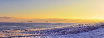 Fototapete Sonnenuntergang am gefrorenen Feld