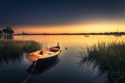 Fototapete Sonnenuntergang am See mit Booten