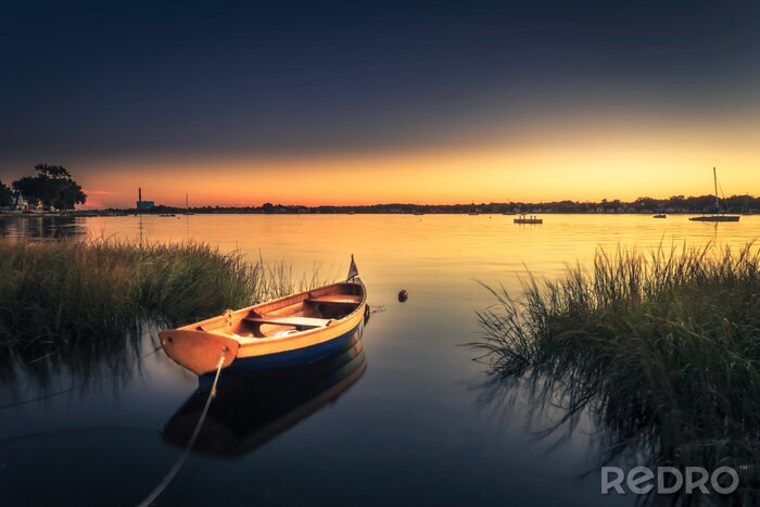 Fototapete Sonnenuntergang am See mit Booten