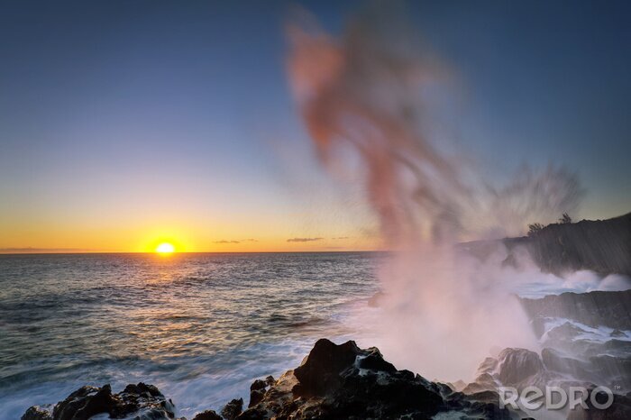 Fototapete Sonnenuntergang auf dem Hintergrund des rollenden Meeres