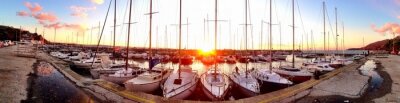 Fototapete Sonnenuntergang im Hafen mit Segelbooten