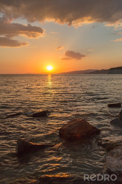 Fototapete Sonnenuntergang Meer mit Felsen