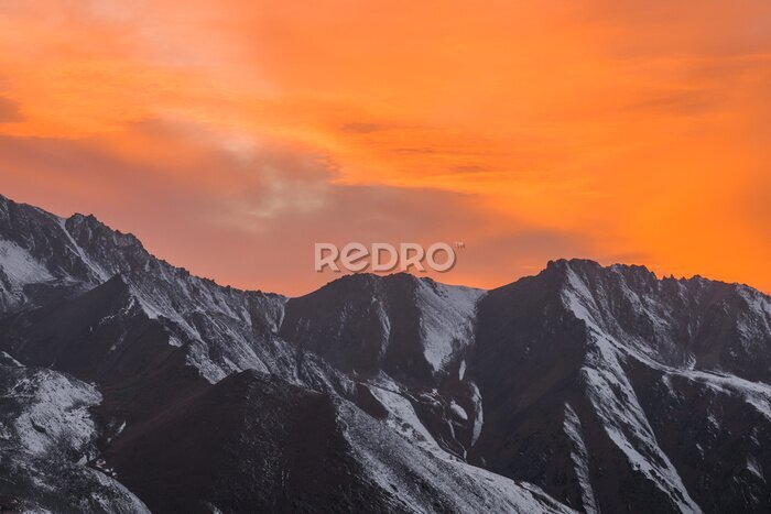 Fototapete Sonnenuntergang über den Berggipfeln