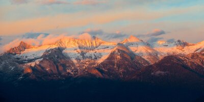 Fototapete Sonnenuntergang über schneebedeckten Berggipfeln