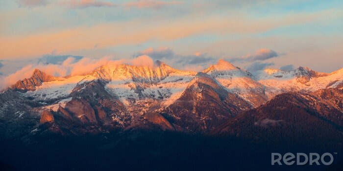 Fototapete Sonnenuntergang über schneebedeckten Berggipfeln