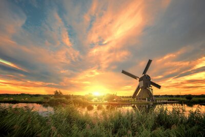 Fototapete Sonnenuntergang und Windmühle am Feld