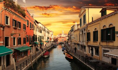 Sonnenuntergang zwischen den Straßen von Venedig