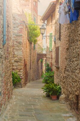 Sonnige Gasse in italienischem Dorf