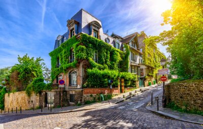 Fototapete Sonnige Häuser in Sonnenstrahlen in Montmartre
