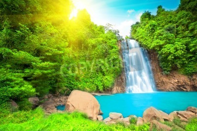 Fototapete Sonniger Wasserfall im Dschungel