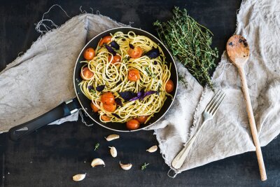 Fototapete Spaghetti mit Gemüse im Topf