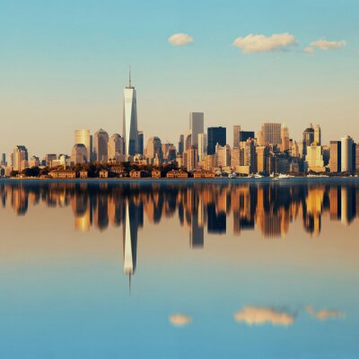 Spiegelbild von New York City im Wasser