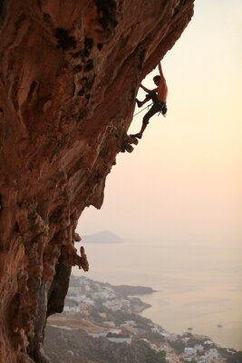 Fototapete Sport auf hohen Felsen