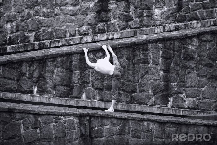 Fototapete Sportliche akrobatische Übungen an der Wand
