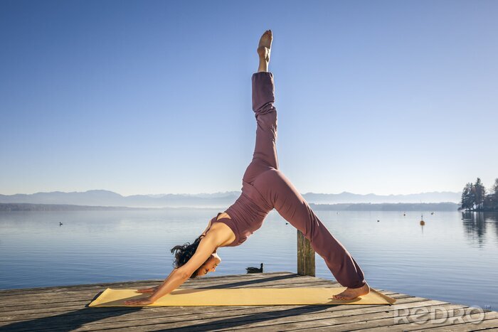 Fototapete Sportliche Yogini auf der Matte