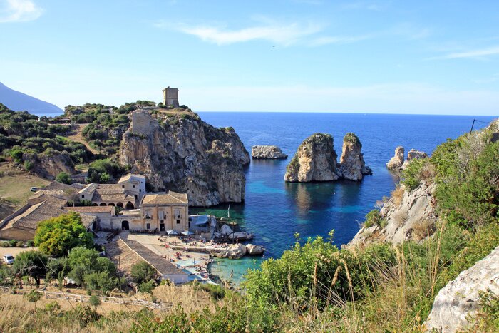 Fototapete Stadt in den Bergen am Meer