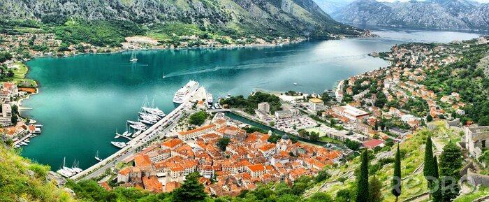 Fototapete Stadt in den Bergen in Montenegro