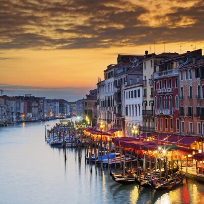 Stadt Venedig und Kanal bei Sonnenuntergang