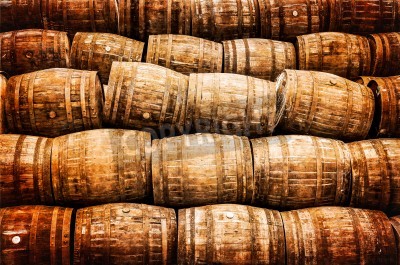 Fototapete Stapel geordneter Holzfässer