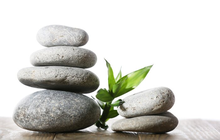 Fototapete Stapel von Spa-Steinen auf Holzplankenoberfläche lokalisiert auf Weiß