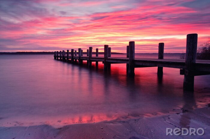 Fototapete Steg auf violettem Hintergrund