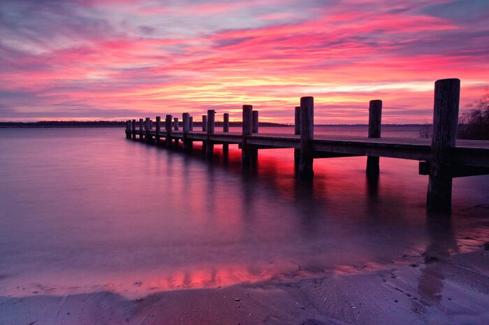 Fototapete Steg auf violettem Hintergrund