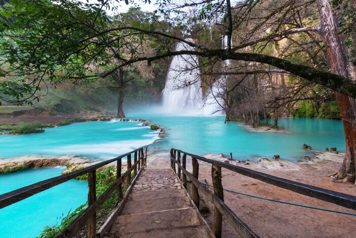 Fototapete Steg bei azurblauem Wasserfall